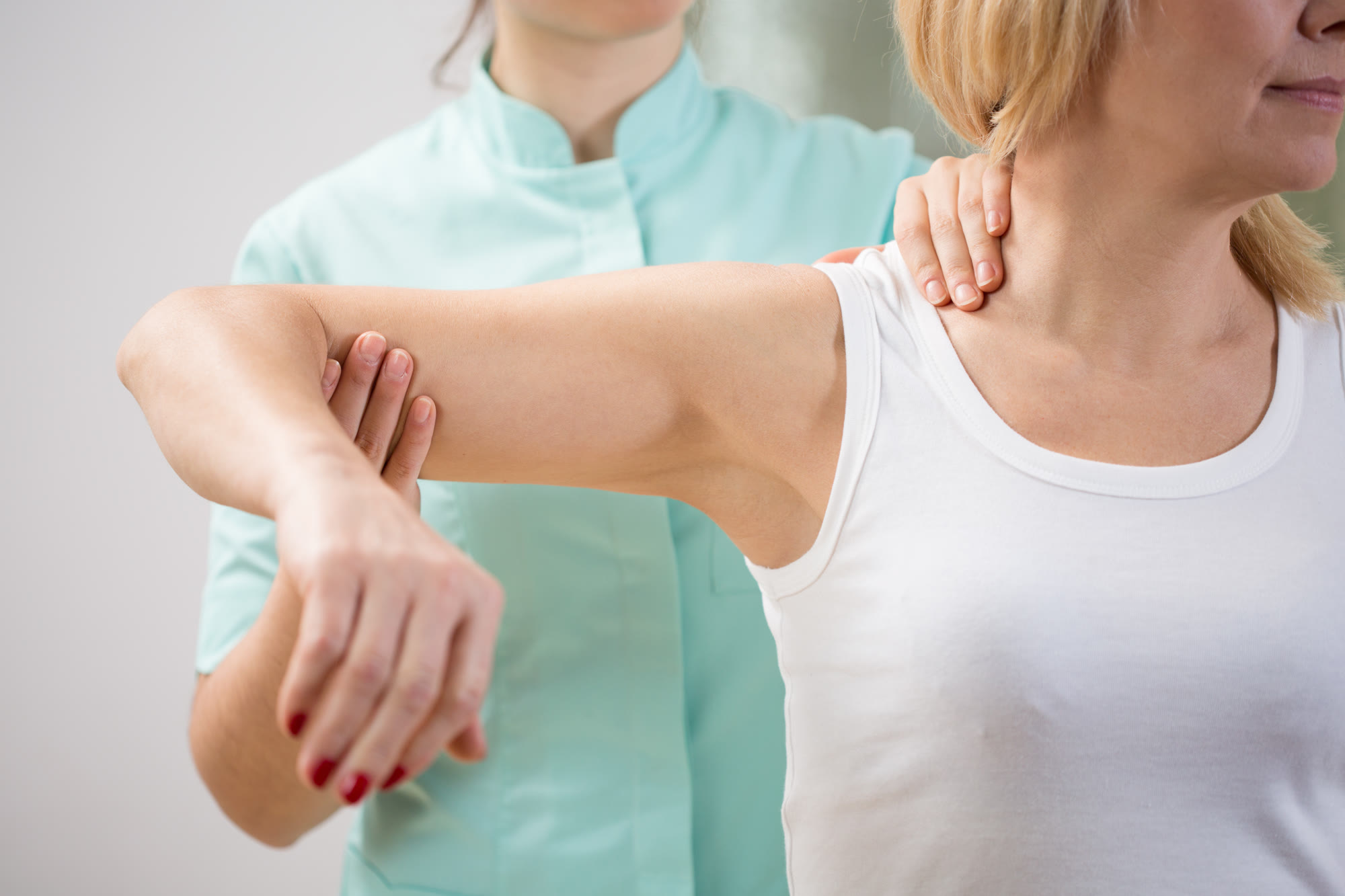 Sjukgymnast undersöker arm